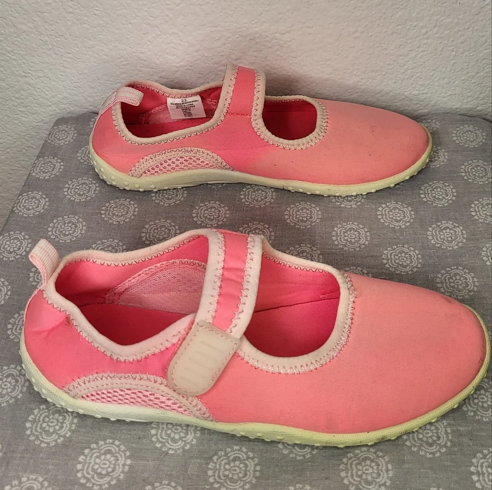 Pair of Water Shoes size Big Girl 2/3